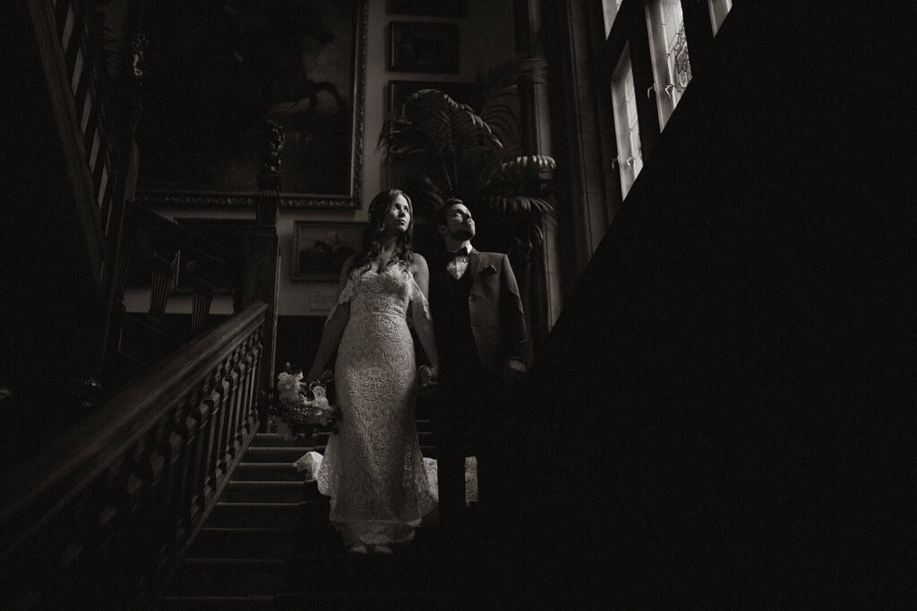 Hochzeitspaar auf einer Treppe